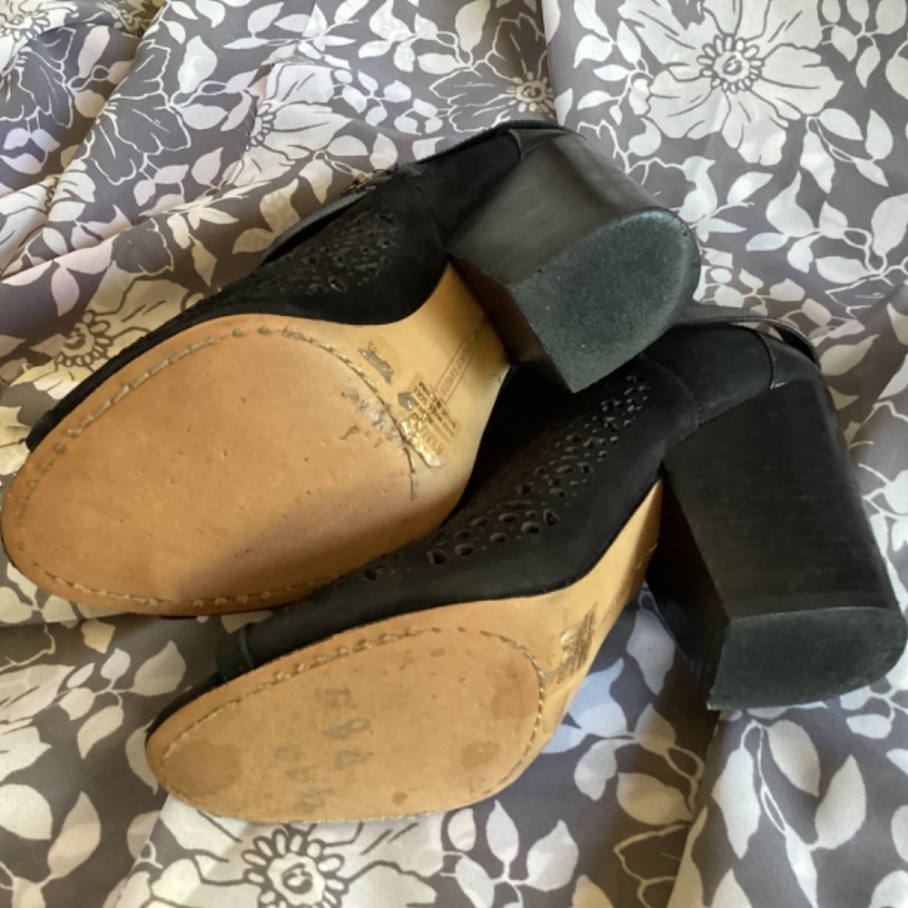 Vince Camuto Mesh Peep Toe Heel - Picture 7 of 8